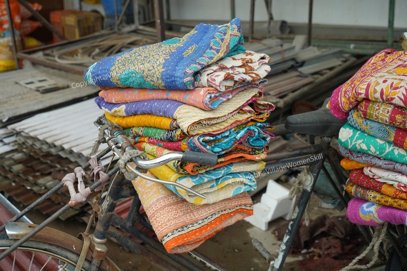 Groothandel Veel Indiase Vintage Kantha Quilt Handgemaakte Gooi Omkeerbare Deken Sprei Katoen Stof Boho quilt afbeelding 2