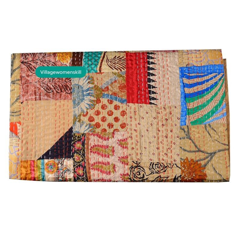 Pu&ograve; includere: Un quilt patchwork con una variet&agrave; di colori e motivi, tra cui rosso, blu, verde e marrone. Il quilt &egrave; realizzato con diversi tessuti e ha un aspetto cucito a mano. Il quilt &egrave; etichettato "Villagewomenskill".