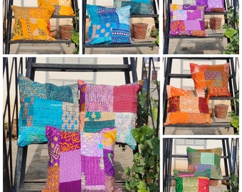 Puede incluir: Una colección de fundas de cojín de patchwork de colores con varios patrones y diseños. Las fundas de cojín están hechas de saris reciclados y son perfectas para agregar un toque de estilo bohemio a la decoración de tu hogar.