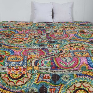 Puede incluir: Una colcha kantha colorida con un dise&ntilde;o de patchwork que presenta formas geom&eacute;tricas, flores y motivos paisley. La colcha est&aacute; hecha de algod&oacute;n y tiene un aspecto cosido a mano.