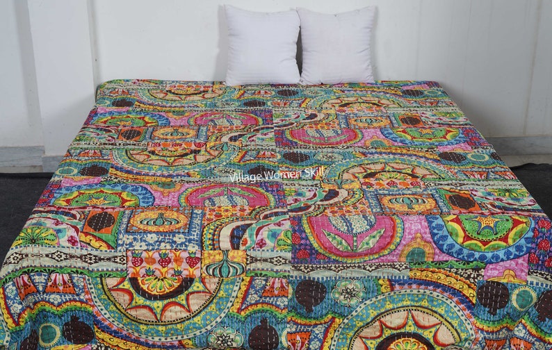 Puede incluir: Una colcha kantha colorida con un dise&ntilde;o de patchwork que presenta formas geom&eacute;tricas, flores y motivos paisley. La colcha est&aacute; hecha de algod&oacute;n y tiene un aspecto cosido a mano.