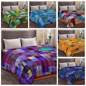 Può includere: Un set di sei trapunte patchwork in vari colori, tra cui verde, blu, viola, giallo e rosso. Ogni trapunta è realizzata con diversi ritagli di tessuto cuciti insieme in un motivo quadrato. Le trapunte sono esposte su letti con federe bianche.