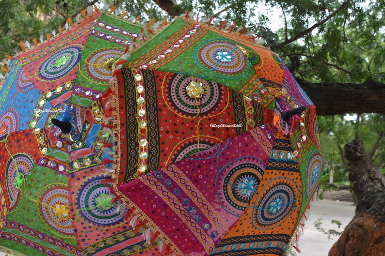 Puede incluir: Una sombrilla colorida y multi-patrones con detalles de espejo y ribete de flecos. La sombrilla est&aacute; hecha de tela y tiene un dise&ntilde;o tradicional indio.
