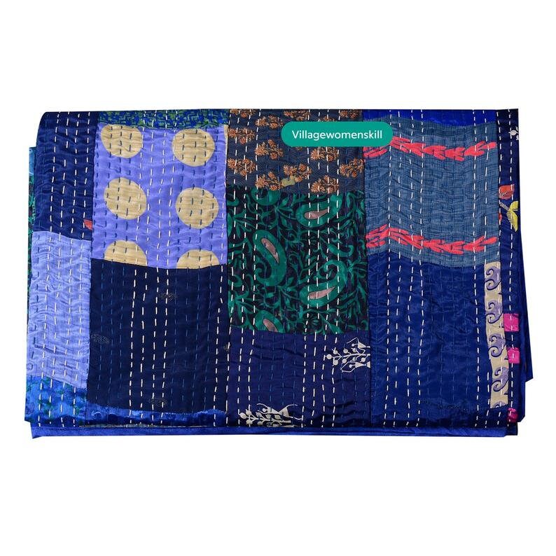 Pu&ograve; includere: Un quilt patchwork con una variet&agrave; di colori e motivi, tra cui blu, verde, giallo e rosso. Il quilt &egrave; realizzato con sari riciclati ed &egrave; cucito a mano. Il quilt &egrave; etichettato "Villagewomenskill".