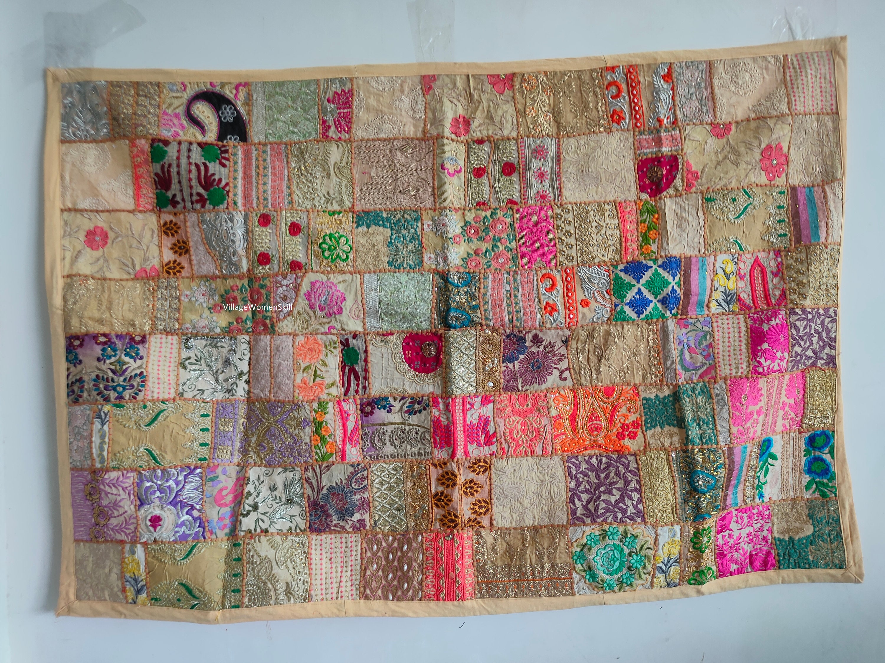 刺繍サリーパッチワークタペストリー - ヴィンテージインド壁掛け