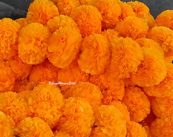 Fondo de fiesta con 5 cuerdas de flores artificiales de caléndula indias, decoración navideña y Diwali indio
