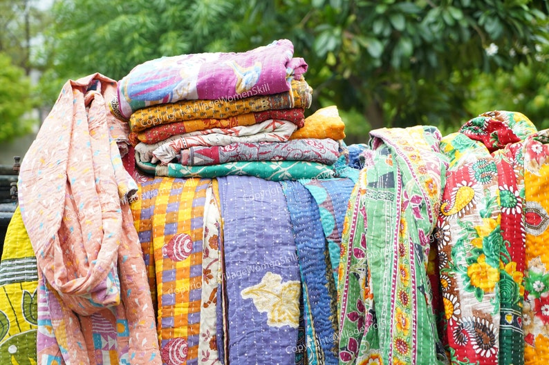 Groothandel Veel Indiase Vintage Kantha Quilt Handgemaakte Gooi Omkeerbare Deken Sprei Katoen Stof Boho quilt afbeelding 4