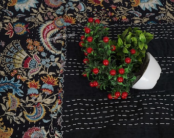 Handgenähter Kantha Quilt aus Baumwolle - Boho Floral Tagesdecke