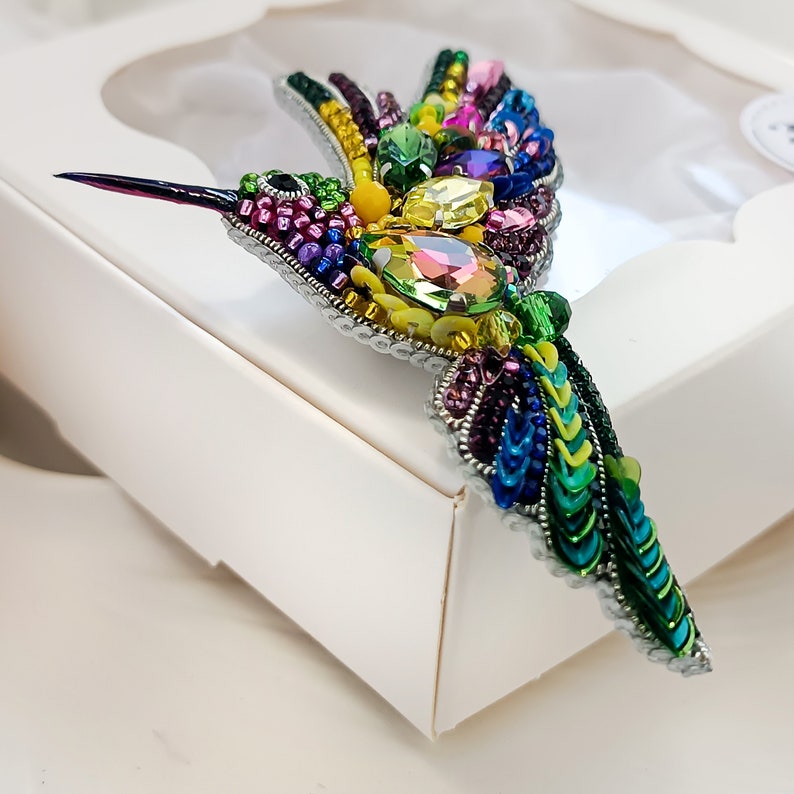 Luxury colorful hummingbird brooch, Embroidered beaded brooch tropical bird, The perfect handmade gift zdjęcie 6
