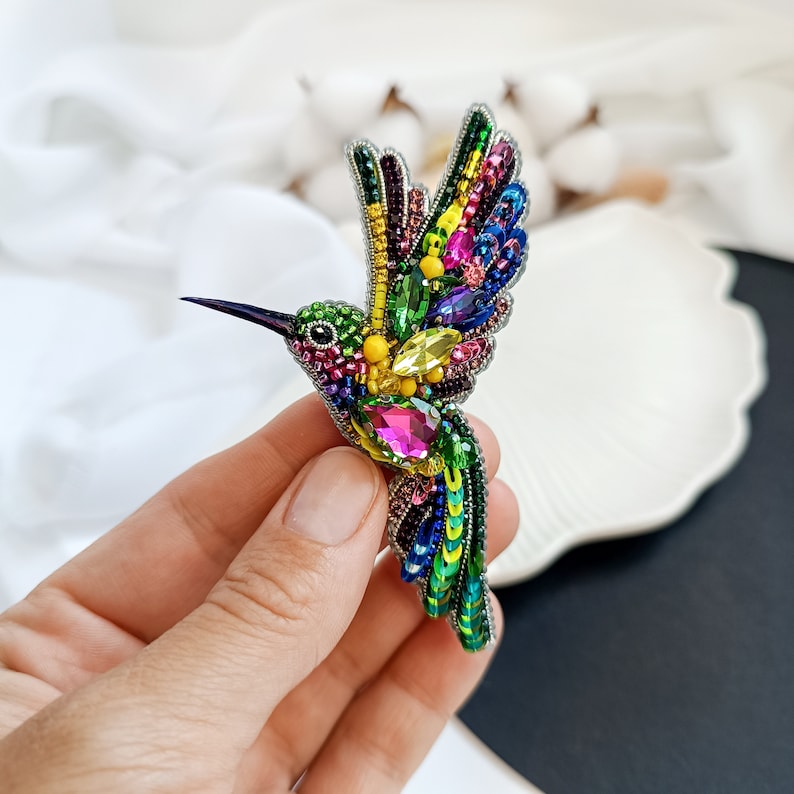 Luxury colorful hummingbird brooch, Embroidered beaded brooch tropical bird, The perfect handmade gift zdjęcie 4