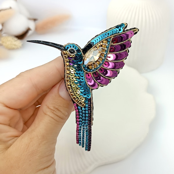 Exclusieve handgemaakte kolibriebroche met kralen, luxe kleurrijke tropische vogelsieraden