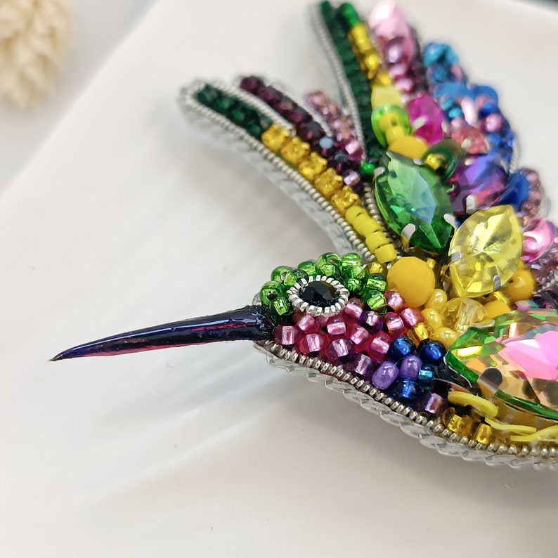 Luxury colorful hummingbird brooch, Embroidered beaded brooch tropical bird, The perfect handmade gift zdjęcie 2