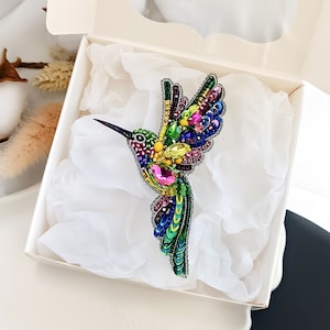 Luxury colorful hummingbird brooch, Embroidered beaded brooch tropical bird, The perfect handmade gift zdjęcie 7