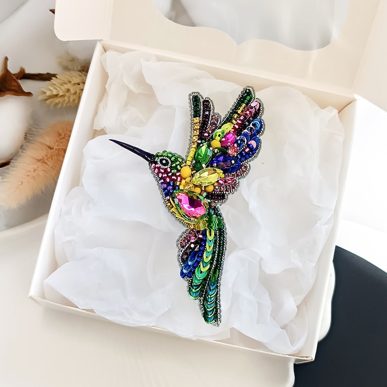 Luxury colorful hummingbird brooch, Embroidered beaded brooch tropical bird, The perfect handmade gift zdjęcie 7