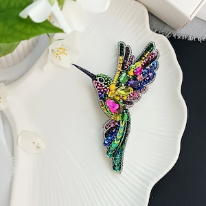 Luxury colorful hummingbird brooch, Embroidered beaded brooch tropical bird, The perfect handmade gift zdjęcie 5