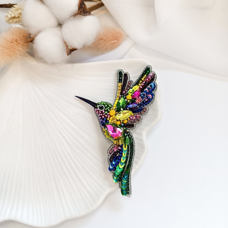 Luxury colorful hummingbird brooch, Embroidered beaded brooch tropical bird, The perfect handmade gift zdjęcie 8