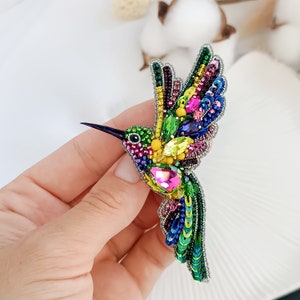 Luxury colorful hummingbird brooch, Embroidered beaded brooch tropical bird, The perfect handmade gift zdjęcie 3