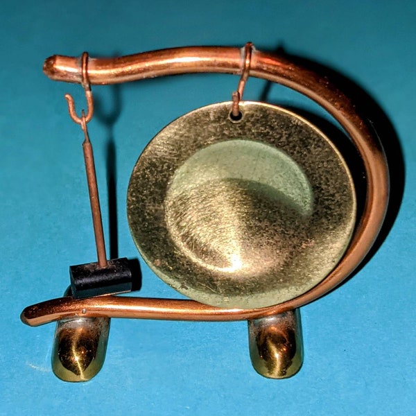 GONG en miniatura de cobre y latón con soporte y mazo.
