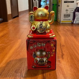 Gold Maneki Neko Lucky Cat, Solar Powered Lucky Cat, Maneki Neko, Beckoning Hands Waving Fortune Cat, Fortune Cat, Waving Cat, Gold Neko