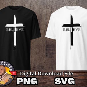 Pode incluir: Dois designs de camisetas com uma cruz preta e branca com a palavra "BELIEVE" impressa abaixo. Os designs estão em uma camiseta preta e uma camiseta branca.