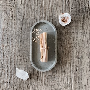 Plato de hormigón para hacer manchas de palo santo, salvia e incienso