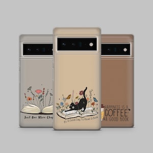 Puede incluir: Tres fundas para teléfono con diferentes diseños. Una funda tiene un libro abierto con flores y el texto "Just One More Chap". Otra funda presenta un gato negro sobre un libro con el texto "It's a Good Day To Read a Book". La tercera funda tiene el texto "HAPPINESS IS A COFFEE & A GOOD BOOK".
