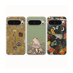 Może przedstawiać: Trzy etui na telefon z motywami przyrodniczymi. Jedno etui ma wzór grzybów na beżowym tle. Drugie ma żabę na grzybie na zielonym tle. Trzecie etui ma ciemne tło z motylem i żabą.