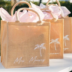 Minimalist Palm Tree Bridesmaid Tote Bags, Beach Bag Personalized Burlap Bags, Beach Bride Tote Bag with Name, Wedding Welcome Bags