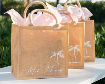 Minimalist Palm Tree Bridesmaid Tote Bags, Beach Bag Personalized Burlap Bags, Beach Bride Tote Bag with Name, Wedding Welcome Bags