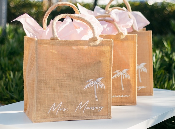 Minimalist Palm Tree Bridesmaid Tote Bags, Beach Bag Personalized Burlap Bags, Beach Bride Tote Bag with Name, Wedding Welcome Bags