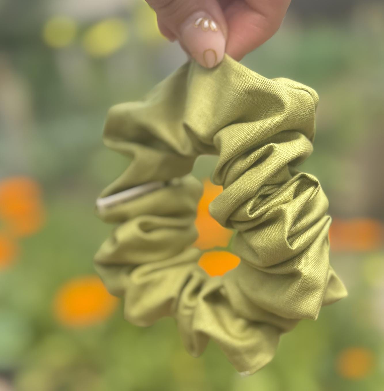 Scrunchie color verde olivo diseño moderno y elegante a la m Scrunchie color verde olivo diseño moderno y elegante a la m