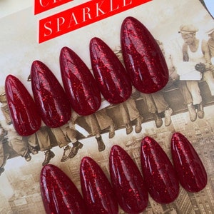 Prensa com glitter vermelho nas unhas Prensa vermelha nas unhas | colar nas unhas | unhas postiças | cola nas unhas | pressione as unhas | pressione