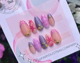 Zeemeermin schelp pers op nagels | nepnagels | kunstnagels | lijm op nagels | op de spijkers plakken | schelpnagels
