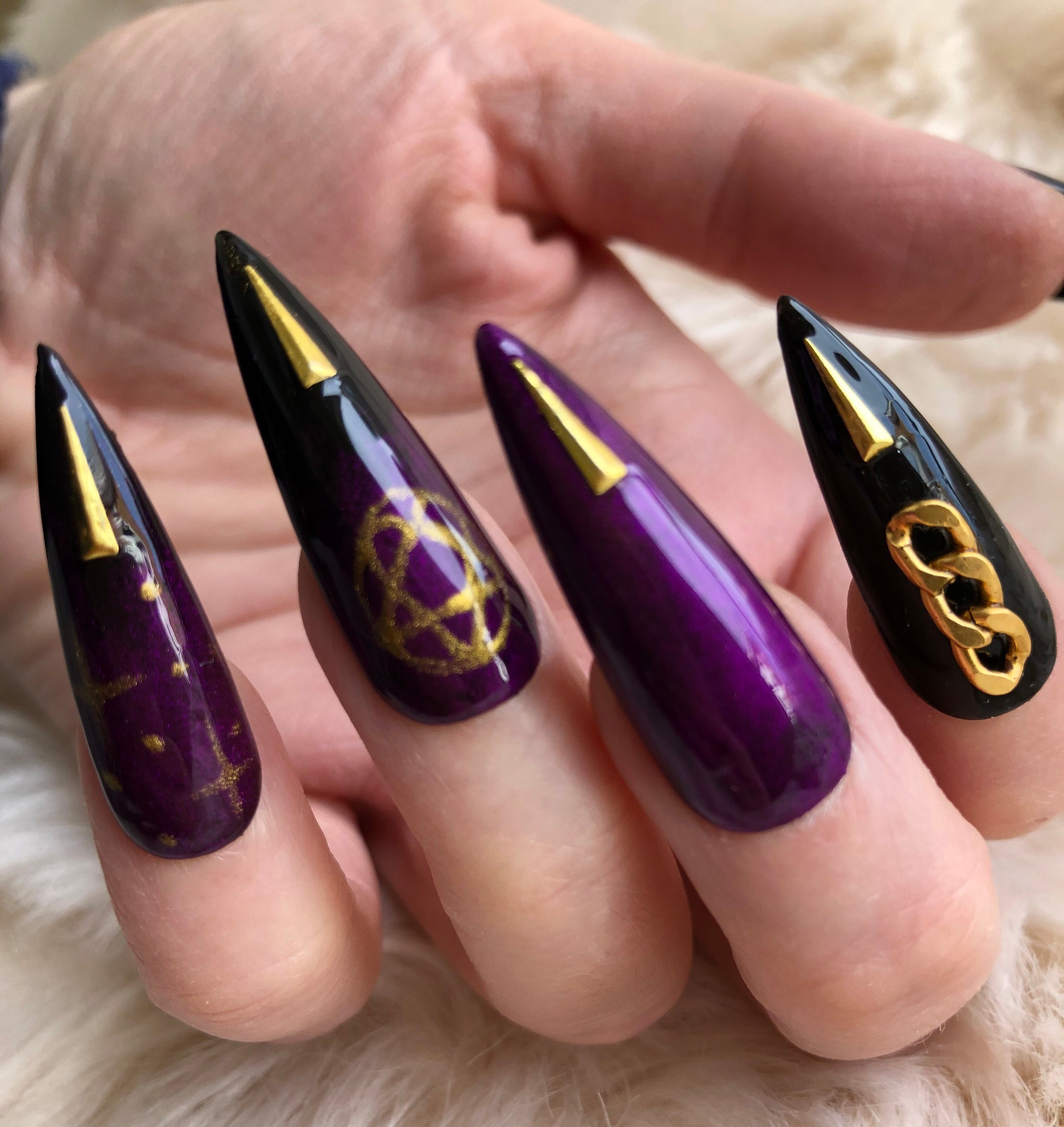 Thiết kế lạ mắt, độc đáo, phù hợp cho những ai yêu thích phong cách dark và đang tìm kiếm sự khác biệt cho bộ nail của mình.