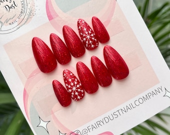 Prensa de floco de neve com glitter vermelho nas unhas | Unhas de Natal | unhas postiças | unhas postiças | cola nas unhas | Unhas de natal