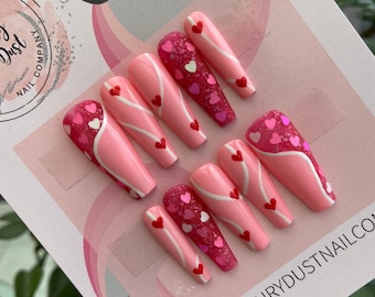 Glanzende en matroze wervelingen en hartjes druk op de nagels | lijm op nagels | op de spijkers plakken | nepnagels | Valentijnsdag nagels