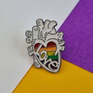 レインボーハートのエナメルピン：解剖学に基づいたLGBTプライドバッジ
