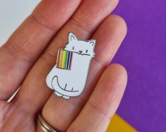 Stolze Katze mit Regenbogen Flagge Emaille Pin | Pride Kitty Anstecker, Gay Anstecker, Queer Anstecker | Geschenke für LGBTQ, Pride Pins