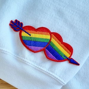 Strykmärke med två regnbågshjärtan — Broderad Rainbow Pride-lapp för jacka, väska, skjorta