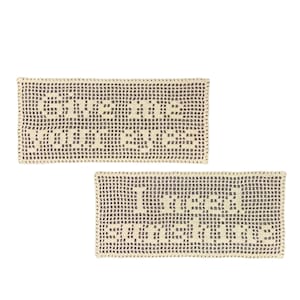 Könnte beinhalten: Zwei rechteckige, cremefarbene Häkelmatten mit dunkelgrauen Buchstaben. Die obere Matte trägt die Aufschrift "Give me sunshine", und die untere Matte lautet "Loved & Sunshine". Die Matten haben eine strukturierte Optik und einen dekorativen Rand.