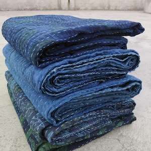 Handgemachter Kantha Quilt: Indigo gefärbte Boho Decke (85&#39;&#39;x55&#39;&#39;)