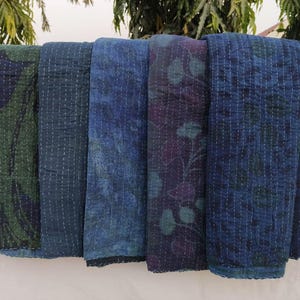 Indigo gefärbte Baumwolle Kantha Quilt: Indische Handgemachte Tagesdecke