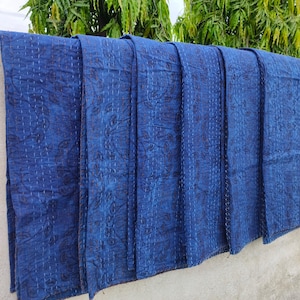 Indigo Kantha Quilt: Handgedruckte Tagesdecke aus Baumwolle