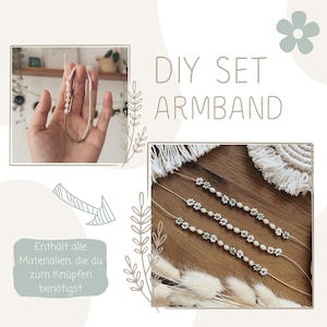 Könnte beinhalten: DIY Set Armband-Set mit weißen Perlen und grünen Blumenakzenten. Das Set enthält alle Materialien, die zum Knüpfen des Armbands benötigt werden. Das Bild zeigt drei fertige Armbänder auf einer Holzoberfläche.