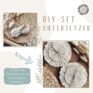 Könnte beinhalten: DIY-Untersetzer-Set mit Makramee-Design. Das Bild zeigt zwei fertige Untersetzer mit einem kreisförmigen Webmuster und Fransen sowie Materialien wie Seil und eine gewebte Basis. Text lautet "DIY-SET UNTERSETZER" und "Enthält alle Materialien die du zum Knüpfen benötigst."