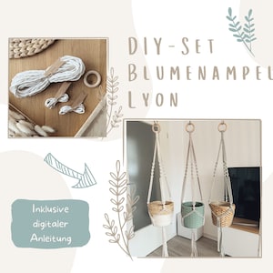 Könnte beinhalten: DIY-Makramee-Pflanzenaufhänger-Set mit dem Text "DIY-SET BLUMENAMPEL LYON". Das Set enthält weißes Seil, Holzringe und Anleitungen. Das Bild zeigt auch drei fertige Pflanzenaufhänger mit gewebten Körben, jeweils etwa 15 cm im Durchmesser.