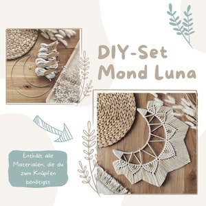 Könnte beinhalten: DIY-Set zum Basteln einer Makramee-Mond-Wandbehänge. Das Set enthält alle Materialien, die zum Erstellen des Projekts benötigt werden, darunter weißes Garn, einen Metall-Mond-Reifen und goldene Perlen. Das fertige Projekt ist auf dem Bild zu sehen, mit einem weißen Makramee-Mond, der an einer Holzoberfläche hängt.