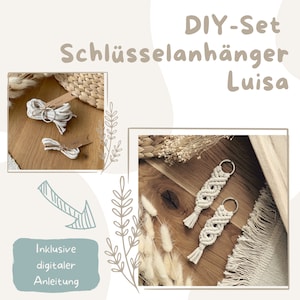 Könnte beinhalten: DIY-Set zum Herstellen von zwei Makramee-Schlüsselanhängern. Das Set enthält weißes Garn und eine Anleitung. Die fertigen Schlüsselanhänger sind weiß und haben ein geflochtenes Design.