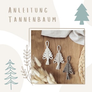 Könnte beinhalten: Drei weiße und ein grauer Makramee-Weihnachtsbaumschmuck auf einer Holzoberfläche. Der Schmuck ist handgefertigt und hat einen rustikalen, natürlichen Look. Der Text "ANLEITUNG TANNENBAUM" ist im Hintergrund sichtbar.