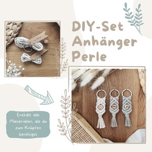 Könnte beinhalten: DIY-Set zum Basteln von drei Makramee-Schlüsselanhängern mit Holzperlen. Das Set enthält alle Materialien, die zum Herstellen der Schlüsselanhänger benötigt werden, einschließlich Schnur, Perlen und einem Ring.